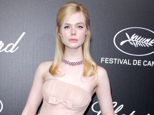 Tin nổi không, Elle Fanning ngất xỉu giữa liên hoan phim Cannes vì mặc váy quá chật