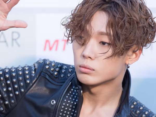 B.I vừa rời iKON, lại đến Bobby bị tố mang áo fan tặng cho "bạn gái" mặc?