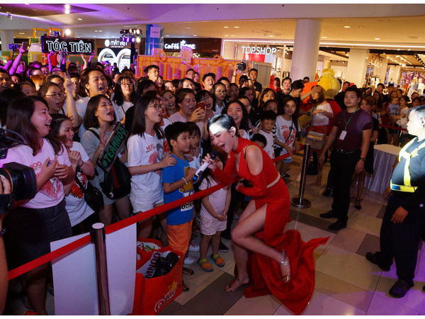 Đông Nhi, Tóc Tiên, Noo Phước Thịnh thay phiên nhau đốn tim khán giả Sài Thành với loạt ca khúc hit