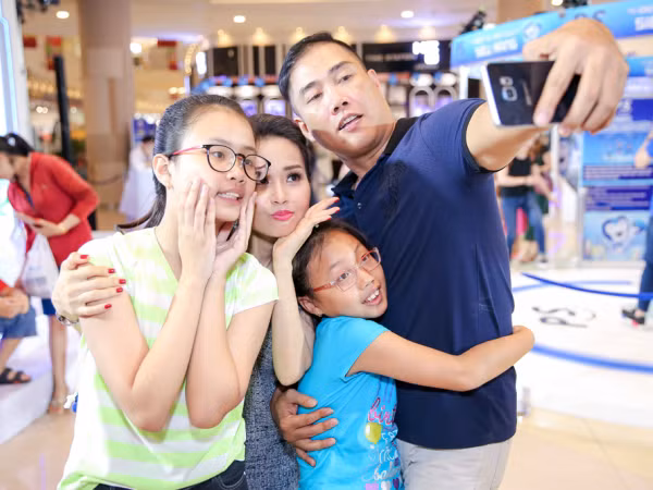 Ca sĩ Cẩm Ly nhí nhảnh chụp ảnh selfie cùng ông xã và các con