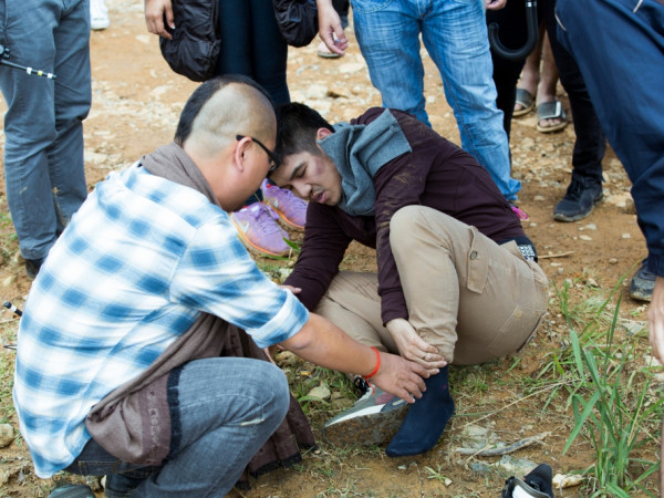 Cường Seven mẻ xương chân khi thực hiện cảnh hành động trong "Lôi Báo"