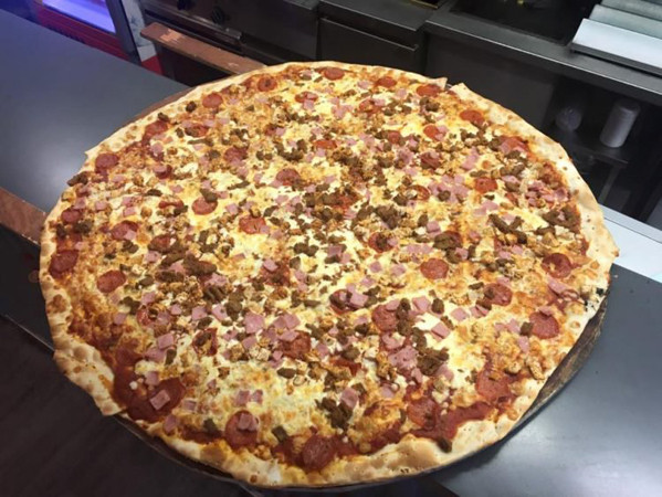 Ăn một cái pizza thôi, nhưng là thách thức chưa ai vượt qua của những tín đồ ẩm thực