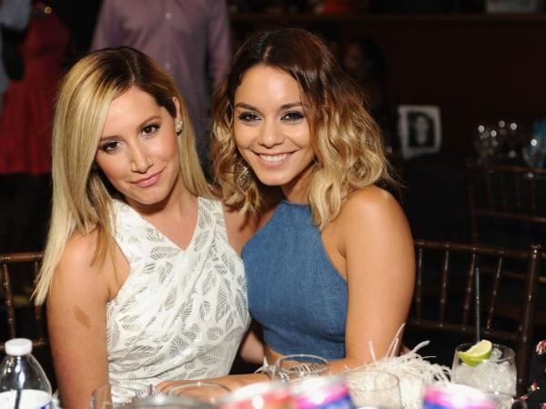 Gabriella và Sharpay của "High School Musical" ngày nào đã trở lại bên nhau 