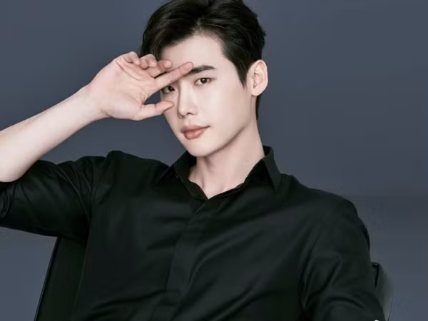 Lee Jong Suk phủ nhận việc "tố" công ty chủ quản YG làm việc không tốt