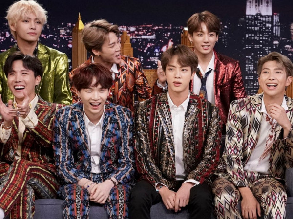 Hoảng hồn trước cảnh fan cuồng BTS ùn ùn ra khỏi máy bay để bám theo nhóm