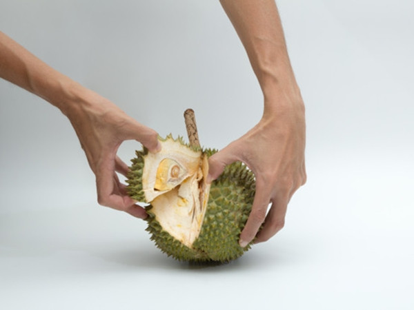 Sạc điện thoại theo cách siêu đặc biệt bằng… sầu riêng và mít