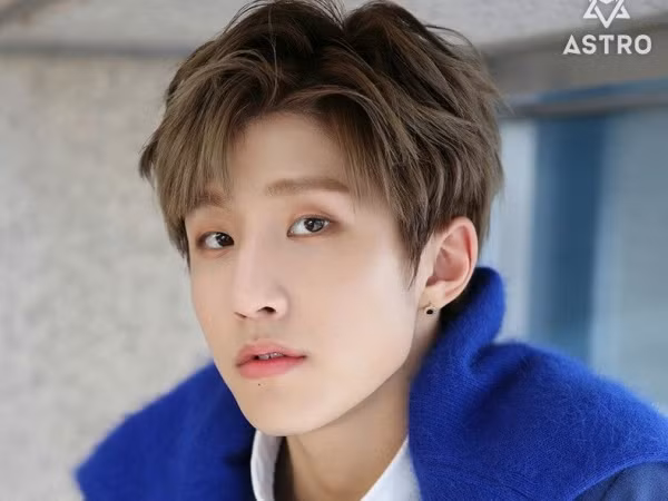 Éo le chưa, nam idol này bất cẩn lộ chuyện hẹn hò bí mật ngay tại fansign 