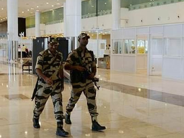 Cảnh sát sân bay bị... cấm cười tươi với du khách