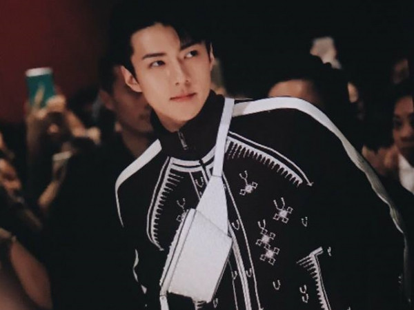 Fan bao vây kín trung tâm thương mại, hô "fanchant" rần rần khi nhìn thấy Sehun