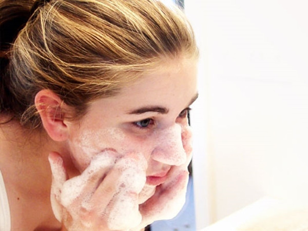 Việc bạn thường xuyên làm khiến mụn “đeo bám” suốt mùa hè