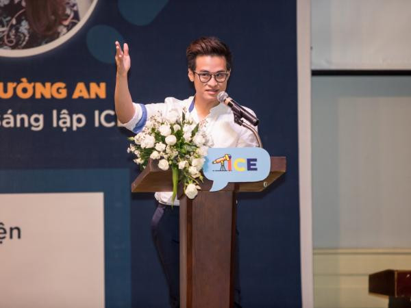 "Soái ca" Hà Anh Tuấn nhiệt tình chia sẻ vốn sống cùng các bạn sinh viên