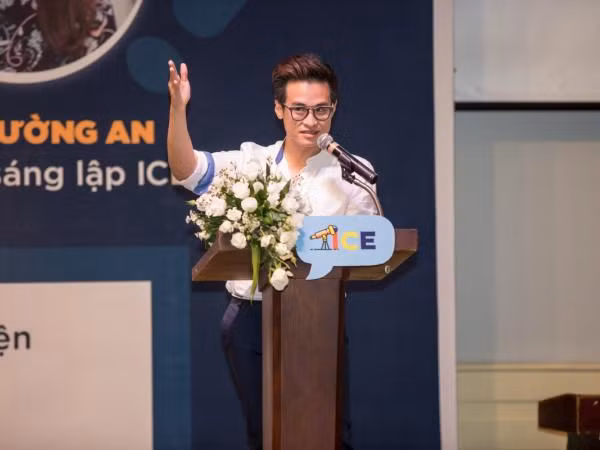 "Soái ca" Hà Anh Tuấn nhiệt tình chia sẻ vốn sống cùng các bạn sinh viên