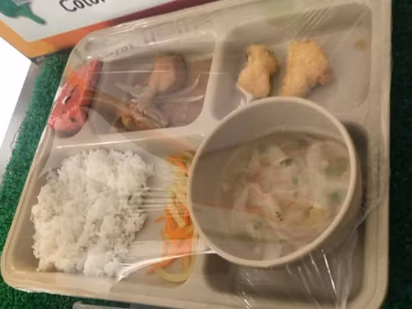 Phụ huynh trường quốc tế bật khóc nhìn suất ăn của con