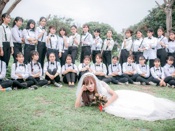 Teen Bắc Ninh gây sốt với bộ ảnh kỷ yếu "37 chú rể và 1 cô dâu” siêu độc đáo