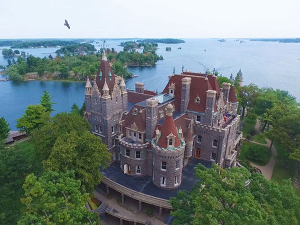 Câu chuyện về “lâu đài tình ái” đẹp lộng lẫy nhưng ẩn chứa đầy bi kịch