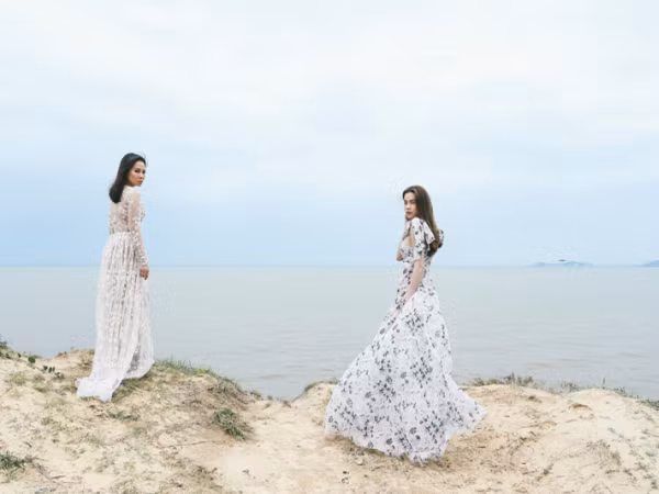 Thu Minh - Hồ Ngọc Hà "đội nắng" quay MV song ca trên bờ vực cao