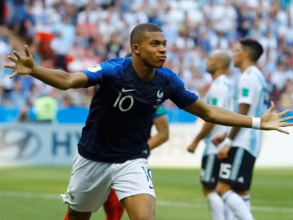 Vào lúc bạn "chinh phục" đại học, Mbappe đang "chinh phục" thế giới!