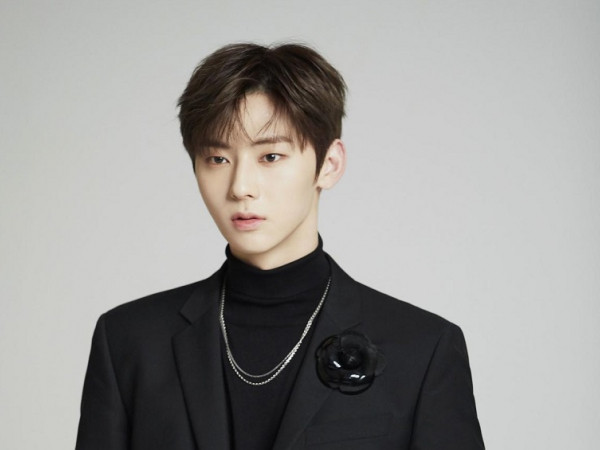 Bí quyết có được vẻ đẹp trai siêu cấp như Minhyun (NU’EST), chỉ là soi gương thật nhiều?