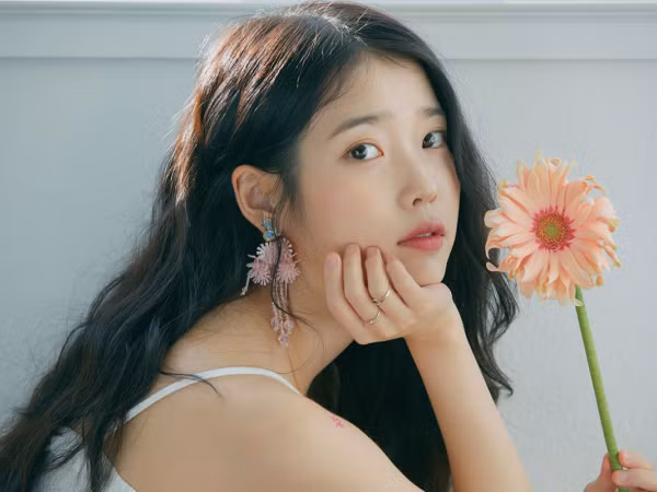 Umji (G-Friend) bất ngờ trở thành người tặng quà thành công nhất của IU rồi