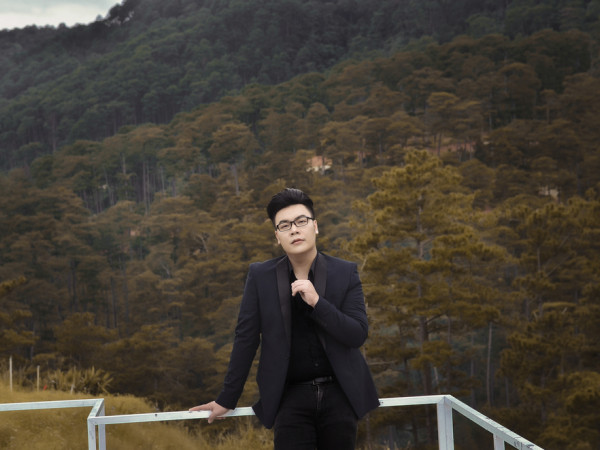 Vừa thắng giải nhất tuần ở một cuộc thi hát, Hamlet Trương đón thêm tin vui từ sách mới