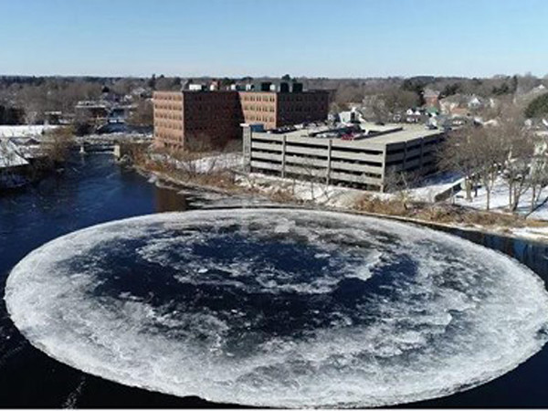 Sửng sốt với vòng tròn băng khổng lồ trên sông Mỹ