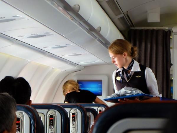Xem những tình huống sau, còn ai nghĩ làm tiếp viên hàng không thật sướng?
