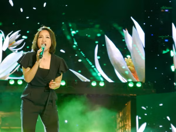 Ca sĩ Mỹ Linh, Phương Thanh biểu diễn các bản hit "Làn sóng xanh" trên Phố đi bộ Nguyễn Huệ