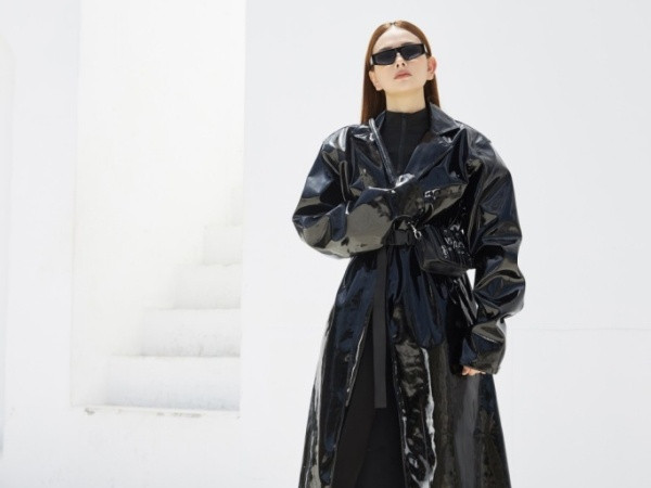 Hòa cùng xu hướng, ca sĩ Thu Thủy tích cực lăng xê áo khoác chất liệu nhựa dẻo