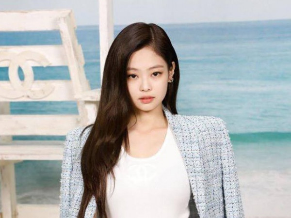 Dù mặc đồ nhạt nhòa, Jennie vẫn nổi bần bật tại show Chanel nhờ thần thái sang chảnh