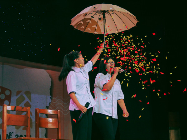 Cháy hết mình cùng "Hạ Về 2017" của học sinh THPT chuyên Lê Hồng Phong (TP.HCM)