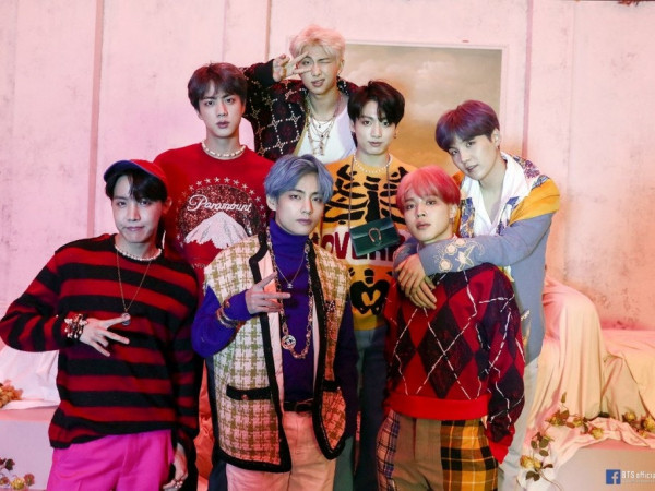 Fan của V và Jungkook thay phiên nhau chơi lớn, đến BTS cũng phải trầm trồ