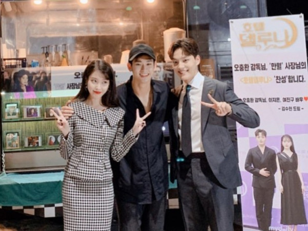 Đến tận phim trường “Hotel Del Luna”, Kim Soo Hyun đúng là “bạn diễn nhà người ta”