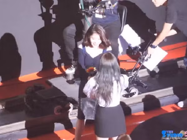 Không thể không yêu khoảnh khắc Nayeon (TWICE) năm lần bảy lượt tìm cách tặng hoa cho IU