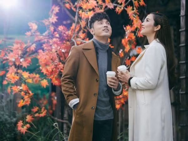 Ca sĩ Ưng Hoàng Phúc diễn cảnh đám cưới cùng bà xã trong MV mới