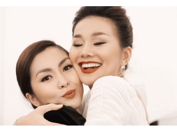 Thanh Hằng thân thiết ôm chúc mừng Hà Tăng ra mắt BST thời trang mới