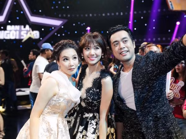 Hồ Quỳnh Hương và Hari Won rạng rỡ trên "ghế nóng" chương trình "Bạn là ngôi sao"