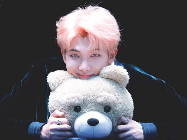 Thú bông có phải kẻ thù truyền kiếp của idol K-Pop không mà bị đối xử "phũ phàng" đến thế