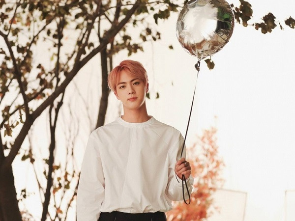 Đi dự Grammy, Jin (BTS) vẫn không quên quan tâm người anh em đang bị thương ở nhà