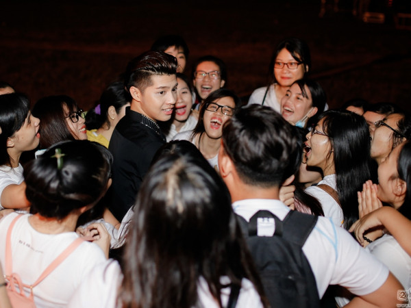 Sẵn sàng đứng ra bảo vệ fan, hỏi sao loạt nghệ sĩ này không khiến người hâm mộ "chết đứ đừ"