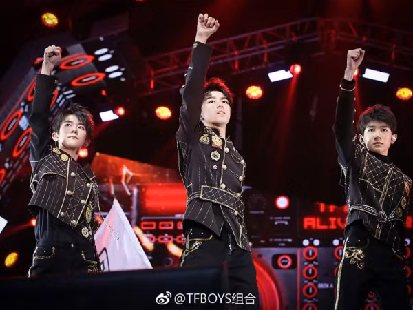 Vương Tuấn Khải nổi bật với mái tóc xanh trong bữa tiệc âm nhạc mừng sinh nhật 4 năm của TFBOYS