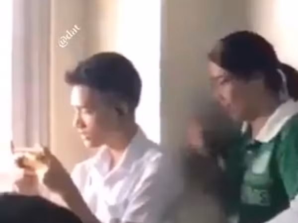 Khoảnh khắc nam sinh giật mình khiến dân mạng không thể nhịn cười: "Hết hồn chim én là có thật!"