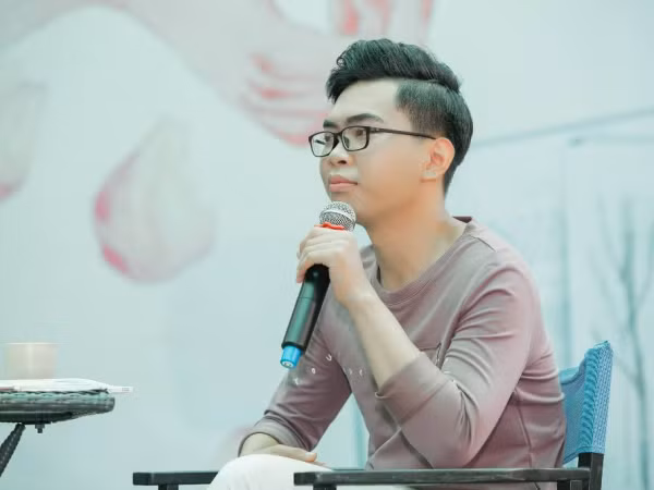 "Tẩu tán" hơn 3.000 quyển sách chỉ trong một tuần, Minh Dự quyết định lần đầu tổ chức họp fan
