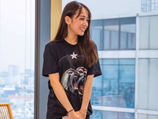 Ái nữ "đại gia" Minh Nhựa gây chú ý khi diện cây đồ hiệu gần 200 triệu đi sự kiện