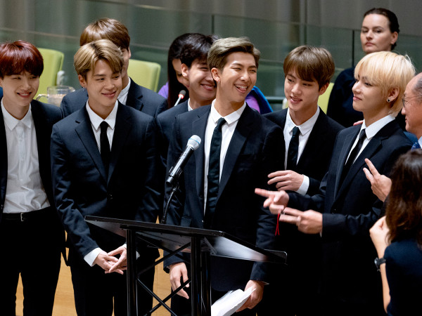 Bị yêu cầu xin lỗi vì "miệt thị" BTS, người dẫn chương trình Mỹ cảm thấy "khôi hài"