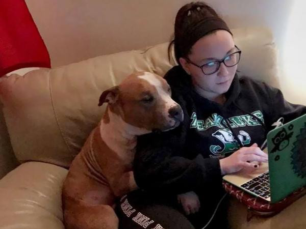 Chú chó cám ơn người giải cứu mình bằng những cái ôm