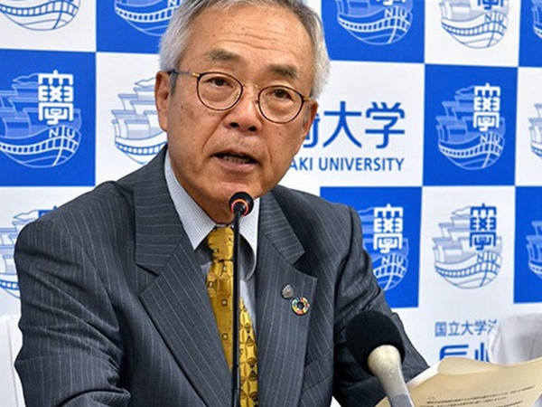 Trường đại học không tuyển giáo sư hút thuốc lá