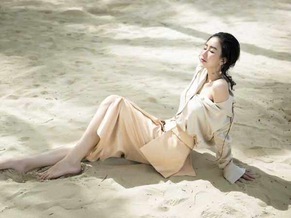 Hà Thu tung bộ ảnh mùa hè "đầy nắng và gió" đón sinh nhật tuổi 26