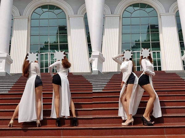 Hai cô gái mặc áo dài với quần đùi, tạo dáng phản cảm chụp kỷ yếu