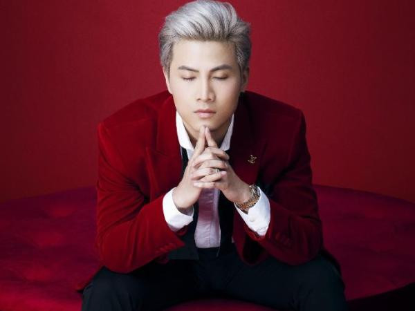 Mai Tiến Dũng trở lại với hình tượng lịch lãm, tung sản phẩm dành tặng fan nhân dịp Giáng Sinh