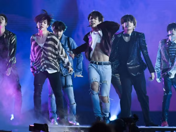 Cư dân mạng lo lắng BTS sẽ... làm hỏng cỏ sân vận động Wembley, Anh